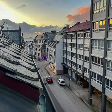 Parken - Downtown With 2br, Balcony, Private Parking And Elevator * Alesund