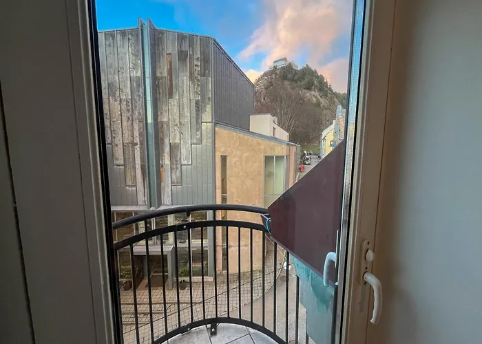 Leilighet Parken - Downtown With 2br, Balcony, Private Parking And Elevator *