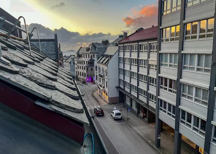 Parken - Downtown With 2br, Balcony, Private Parking And Elevator * Ålesund